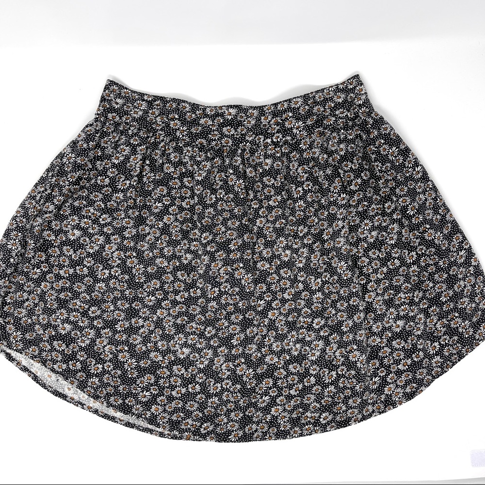 UO: Daisy Print mini skirt 🌟 3/$20 item